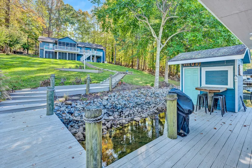 Waterfront: Ideal Dock for Boats, Swimming +Arcade - Image 1