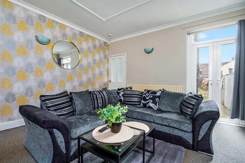 Contractor Digs | 4BR | Wi-Fi | Parking | Sleeps 7 - Image 1