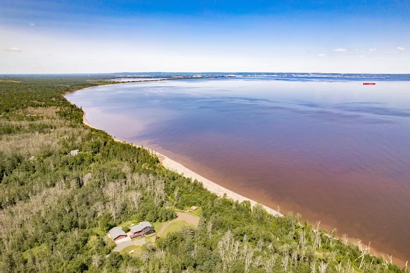 Kitchigami Lodge - Lake Superior Beach, Hot Tub! - Image 1