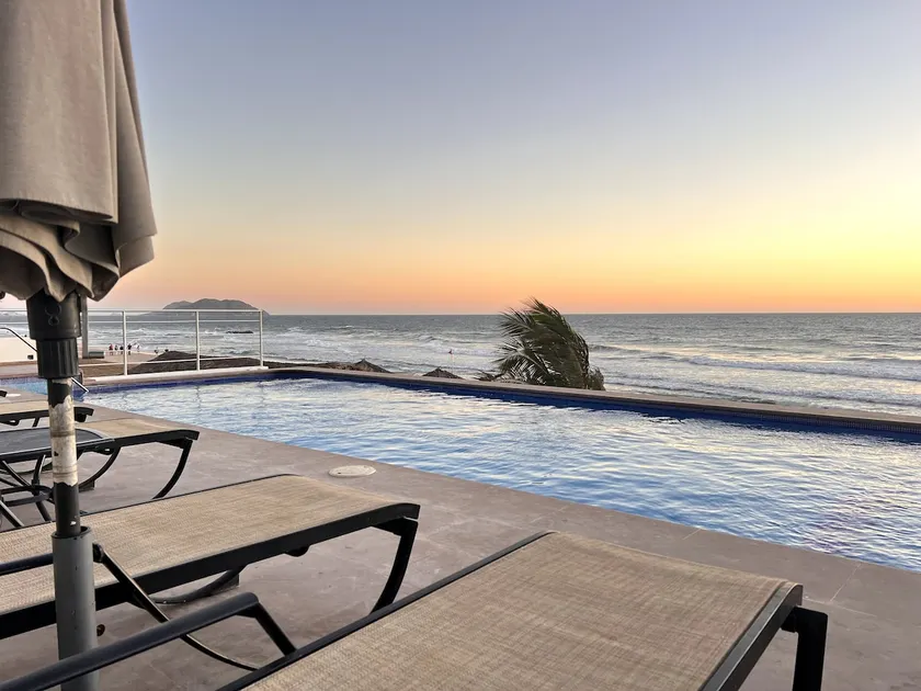 Beachfront apartment with pool - Image 1