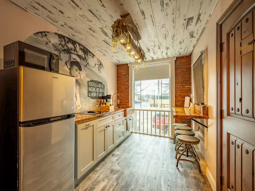 Historic 1BR loft w/ full kitchen & workspace - Image 1