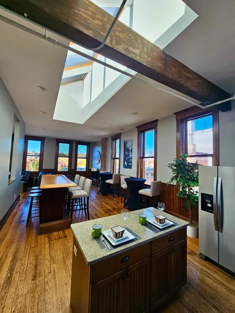 Downtown Kent NY Style Penthouse - Image 1