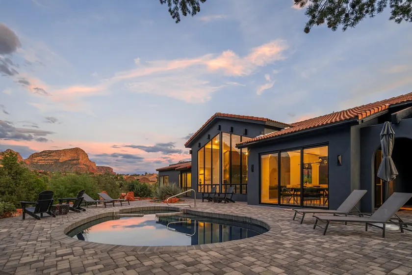 Luxe 2-Acre Oasis: Pool, Spa, Sauna, Views - Image 1