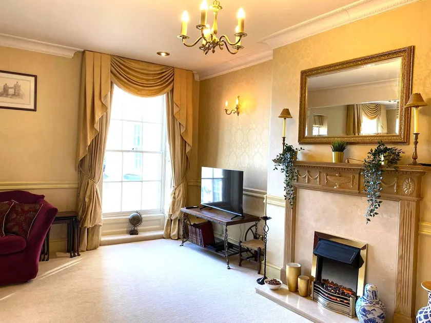 Central apartment in former coaching inn with lift - Image 1