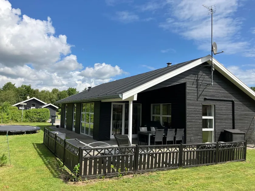 Summer house with its own spa and access to pool and sauna - Image 1