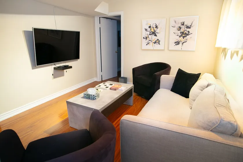 Charming 1BR Apt with Private Entrance & Parking - Image 1