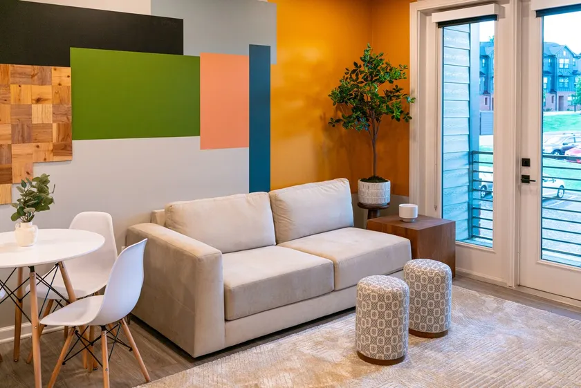 Perfect for long stays, walk to downtown, king bed - Image 1