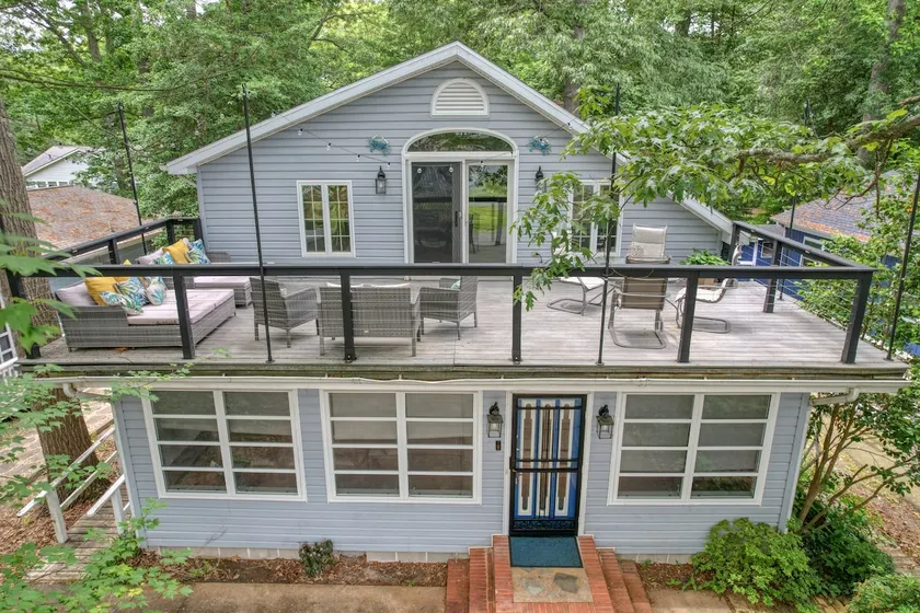 The BeachBird Bungalow- Slps 10 W/ 2nd Floor Deck! - Image 1