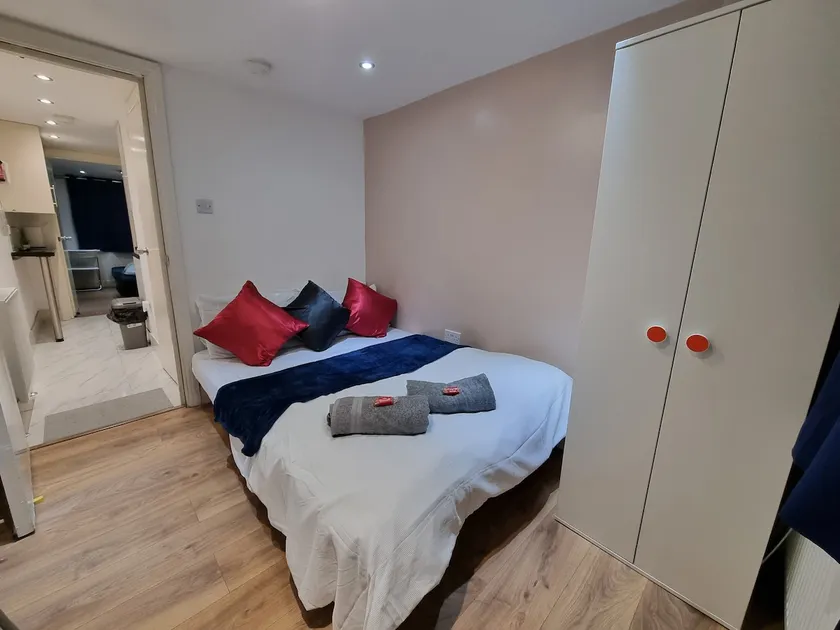 2 bed | Heathrow| London| Free parking| Fast Wifi - Image 1