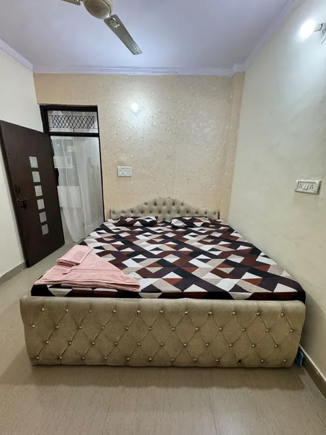 METRO DEN | Cozy 2 BHK Flat | Close to Metro - Image 1