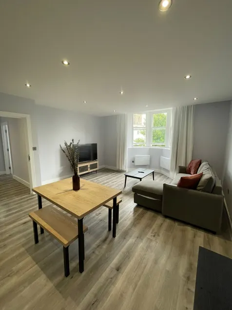 Square Apartment | Modern | 6 Guests - Image 1