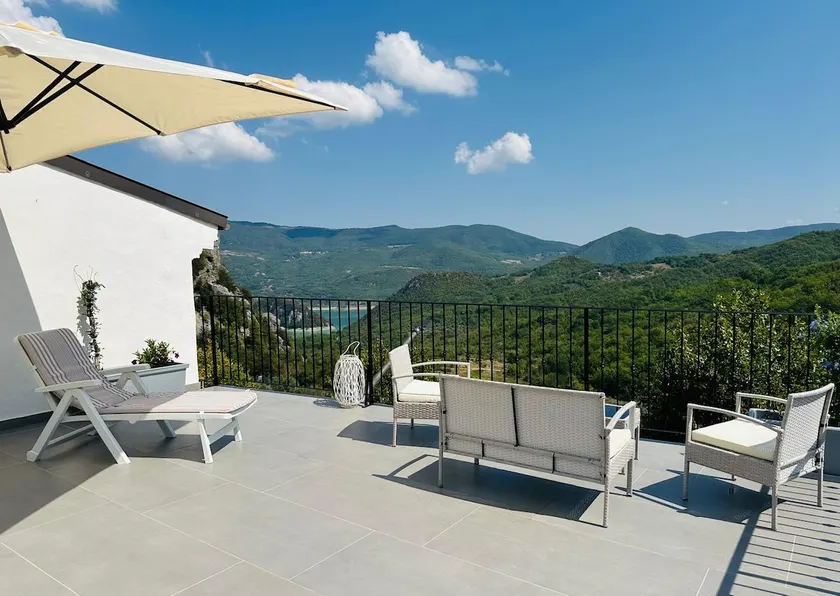 Lake view house with terrace and 3 private bedrooms - Image 1