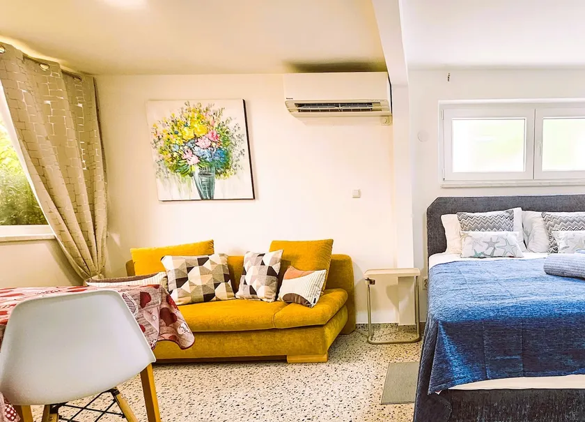 Vita Studio House with Garden and Parking - Renovated 2025 - Image 1