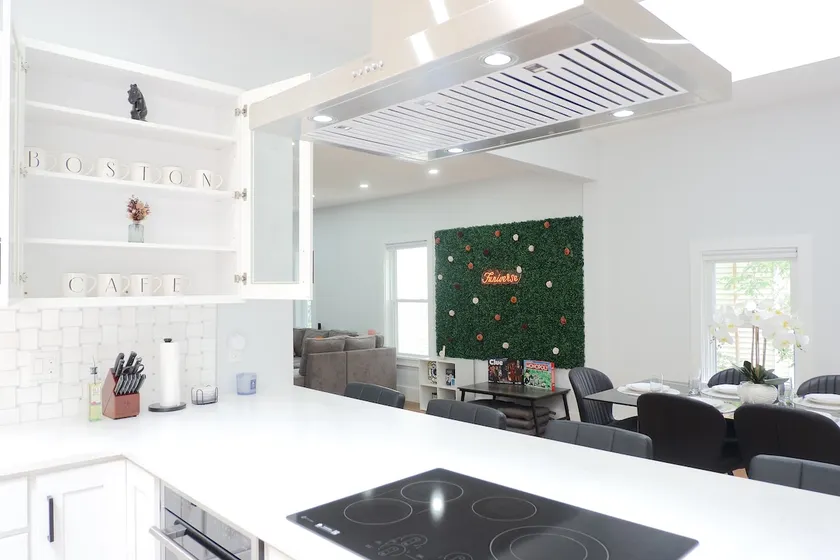 Modern 5BR | Near Subway & Downtown | Free Parking - Image 1