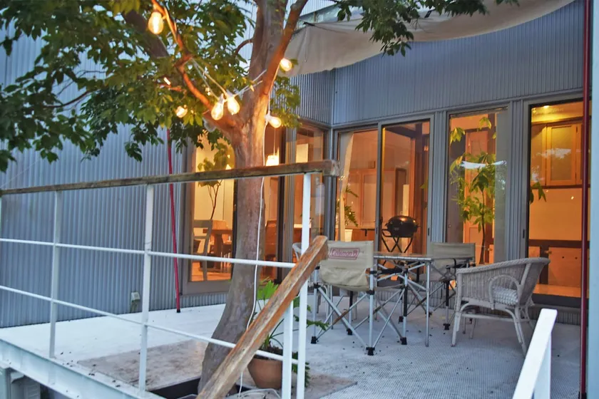 18 m² terrace with a tarp, BBQ that doesn't require charcoal and is usable in the rain, children's pool, island kitchen, cat-foot bathtub, P4 parking - Image 1