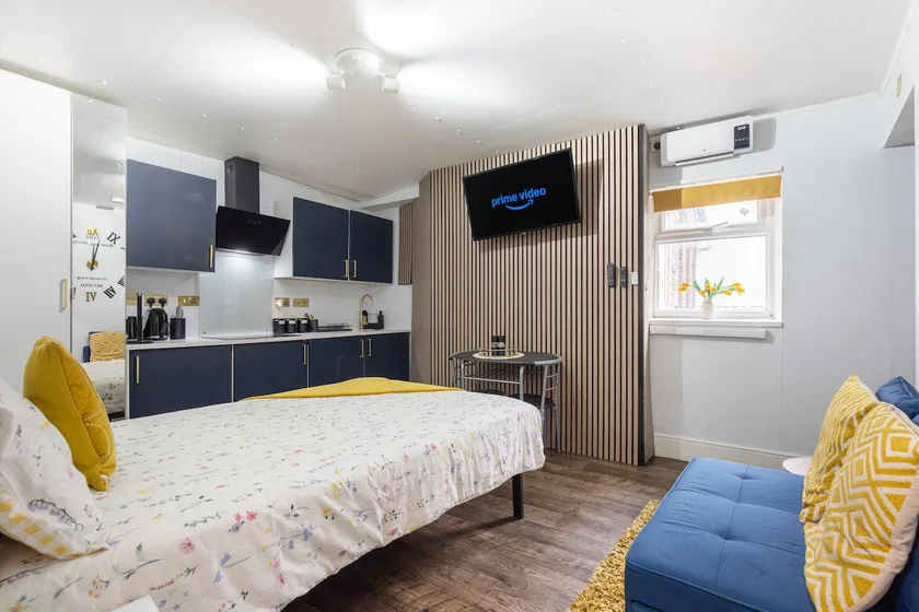 Newly Renovated Studio in Center - Image 1