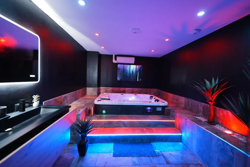 Exceptional night with a hot tub - Image 1