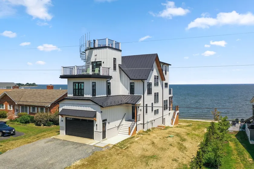 The Sandcastle. Elevator, house holds 24 guests - Image 1
