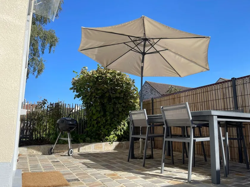 Air conditioning, secure parking, single-storey house - Image 1