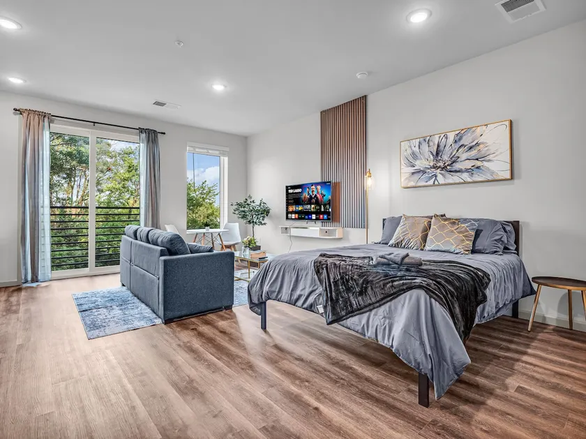 Sparkling Studio + Free Parking Near DT - Image 1