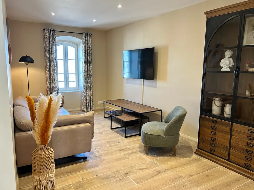 60 m² apartment in the center of Poitiers - Image 1