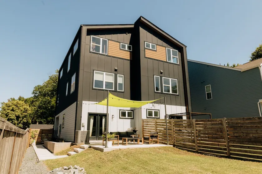 3BR ensuites, Garage, Mins to Airport & Uptown - Image 1