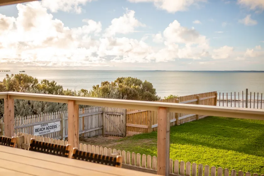 Splash by the Sea - Waterfront Accommodation - Image 1