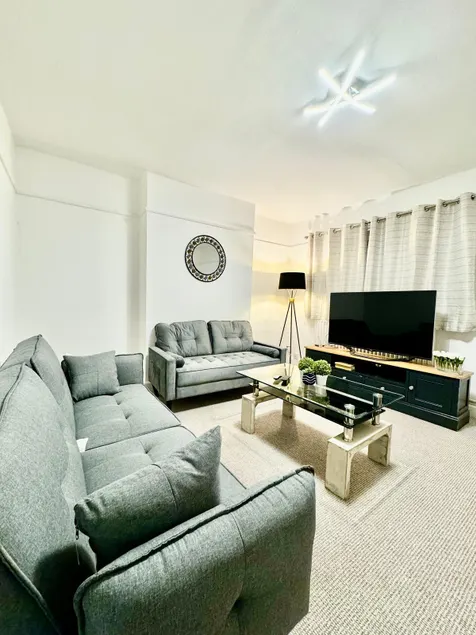 Comfy 4 Bedroom Maisonette - Image 1