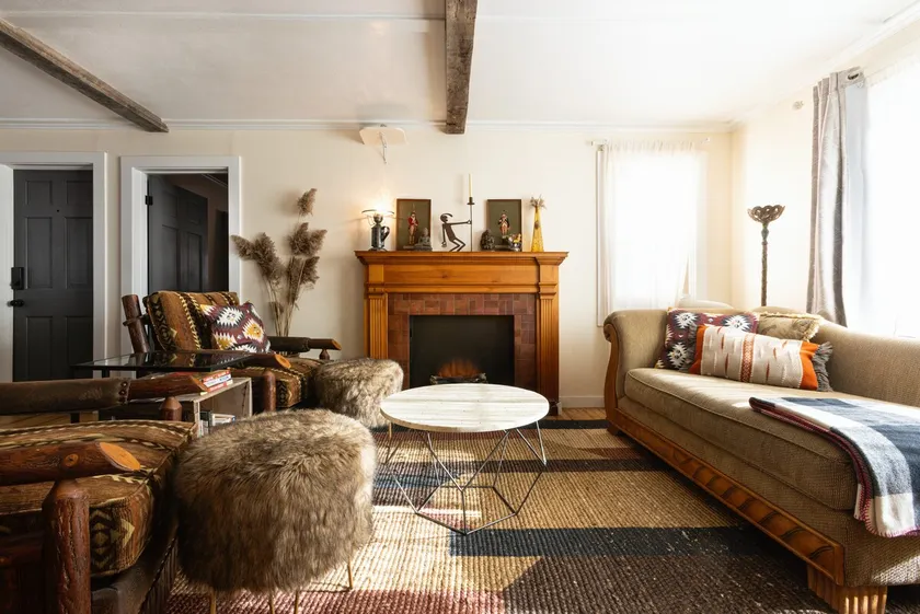 Boutique Cabin-Style Suite Near the Warner Theater - Image 1