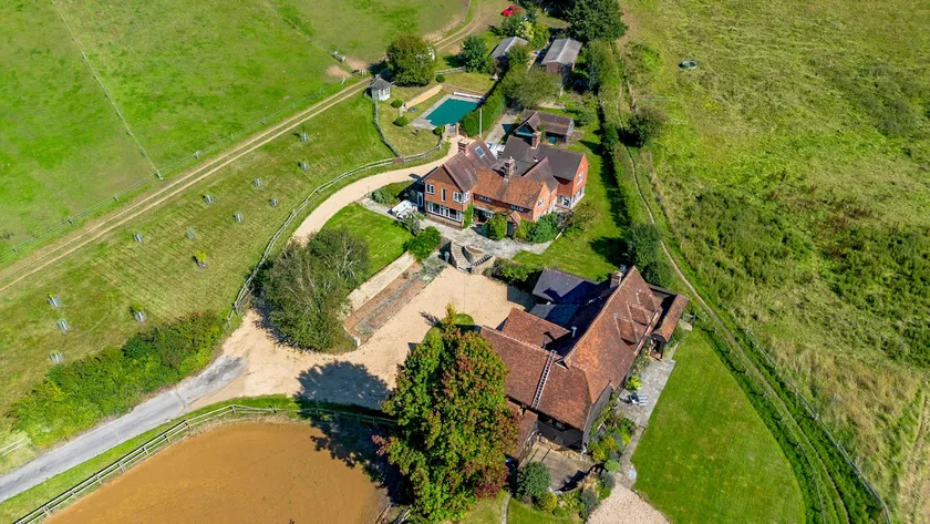 Stunning Countryside Home in Surrey by 53 Degrees Property, Ideal for Family Getaways, Private Tennis Court! - Image 1