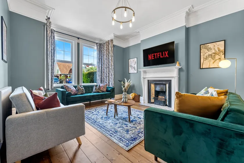 5-Bed Luxury Manor, Games Room, Off road parking & Stylish interiors, Central Gloucester, Cotswolds - Sleeps up to 12 Great for Groups! by Blue Puffin Stays - Image 1