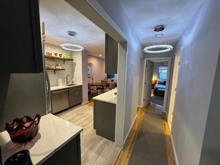 Modern One bedroom with Private Yard - Image 1