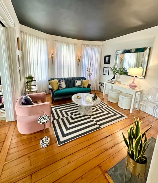 East Side Designer Apt Near Brown - Image 1