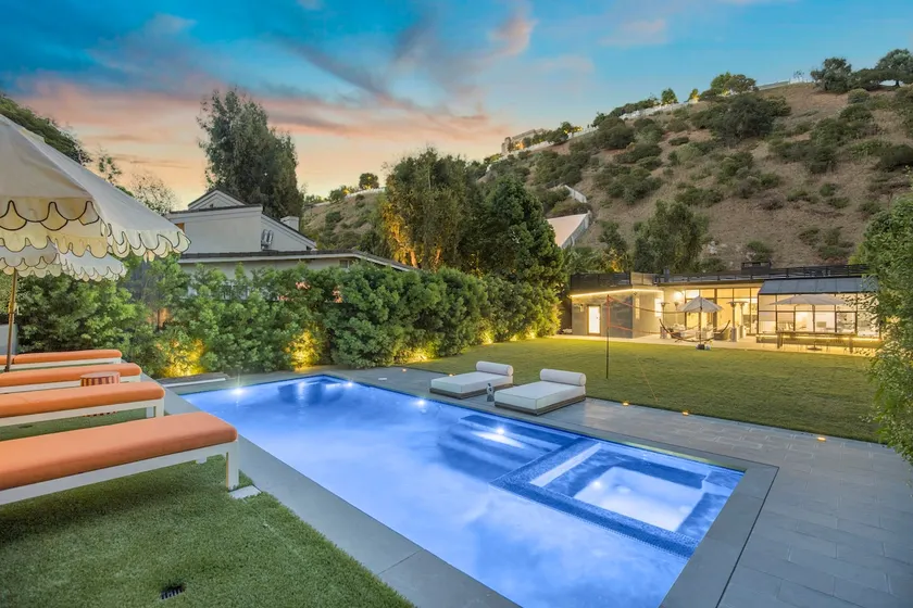 Family-Ready Beverly Hills Retreat Near It All - Image 1