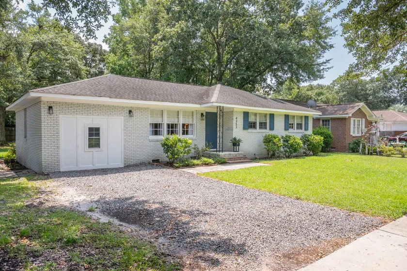 Paramount Paradise: Stylish + Screen Porch! - Image 1