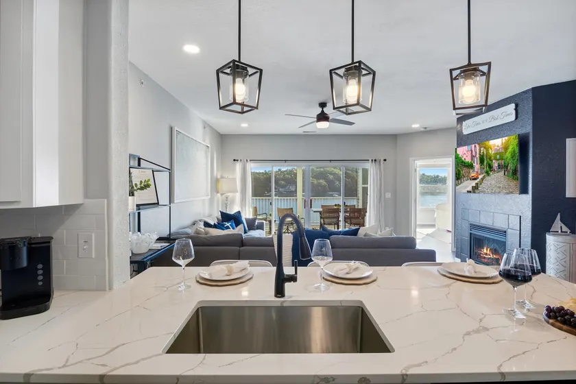 Pool • Balcony • Island • King • 505Mbps • Smart TVs - Image 1