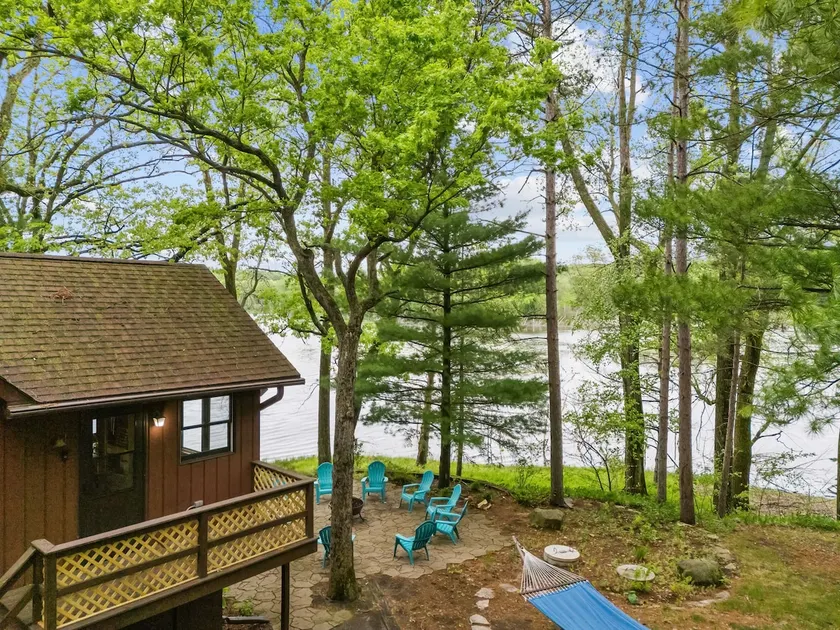 Charming Lakeside Escape - Image 1