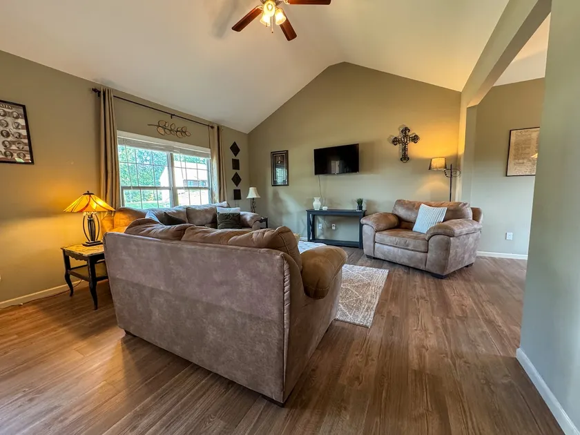 Spacious Capitol Retreat | Family + Business Ready - Image 1