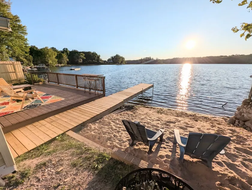 Dogs Stay Free! Fenced Lakefront Home with Sunsets - Image 1