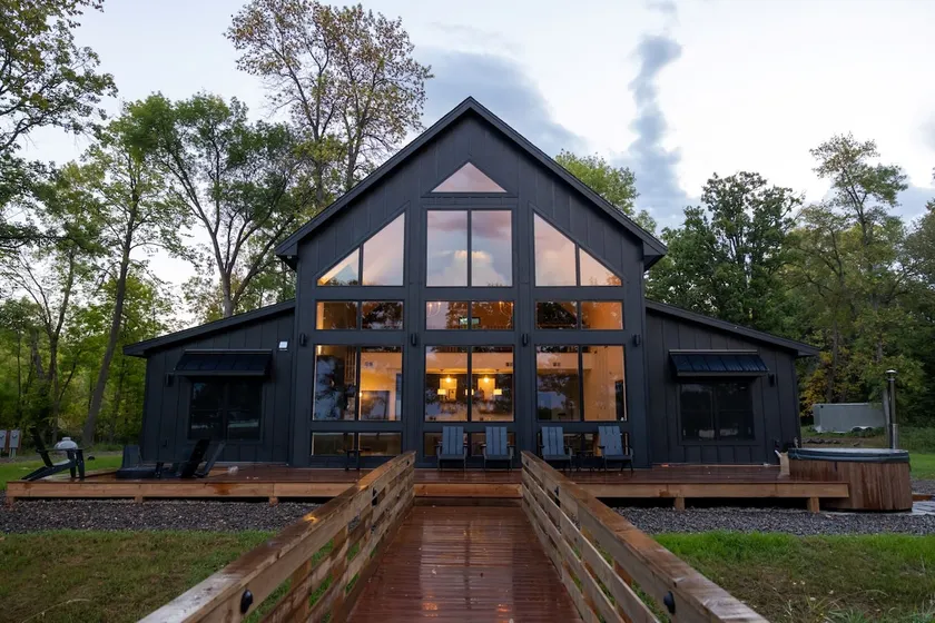 NEW 6 Bed Cabin | Sauna, Hot Tub, 40 Acres & Beach - Image 1