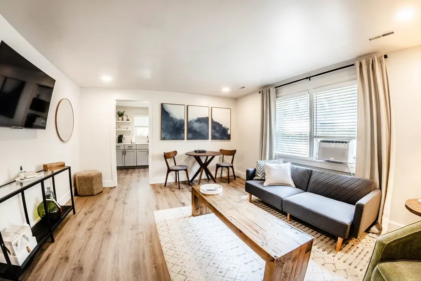 Stylish & Comfy Downtown Gem ~ Queen Bed ~ Parking - Image 1