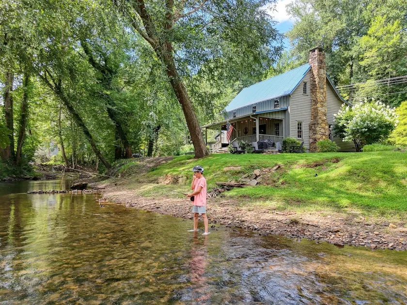 Poppie B's Trout Lodge - Image 1