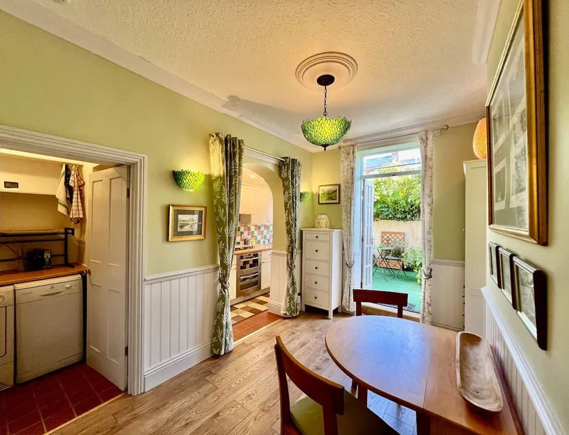 Charming Old Town Cottage: double & kingsize beds - Image 1
