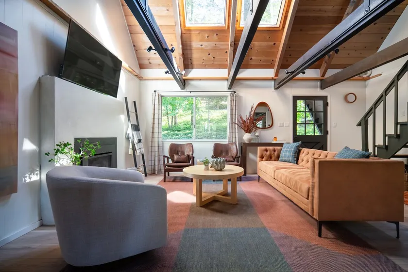 The Robin | Design Cabin, Hot Tub, Game Room, Lake - Image 1