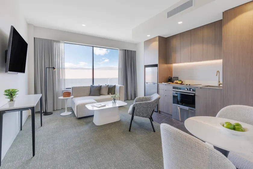 Modern Lakeside Stay, Equipped & Convenient - Image 1