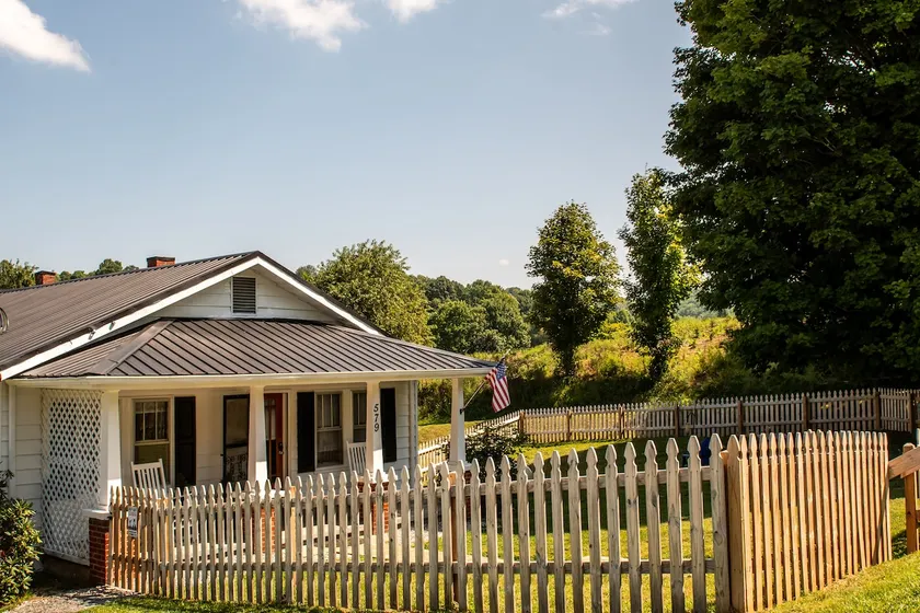 Roan Mountain Cottage - Image 1