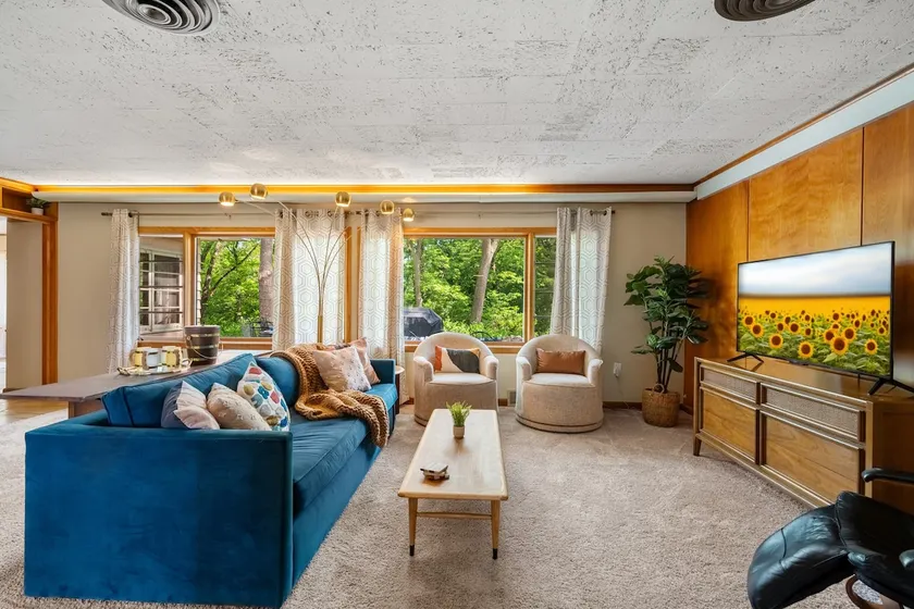 Spacious Home! Mid Century Mod-Amazing Sun Room - Image 1