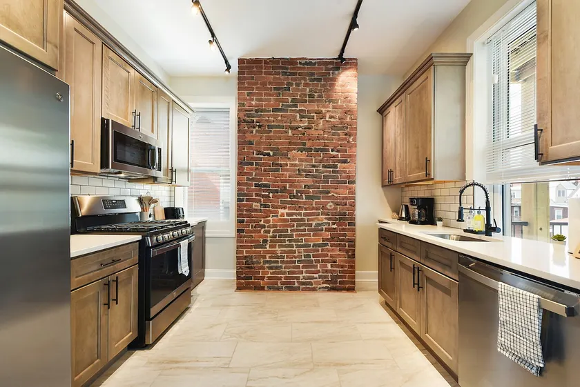 Stylish 3BR w/ Free Parking Near Shopping & Dining - Image 1