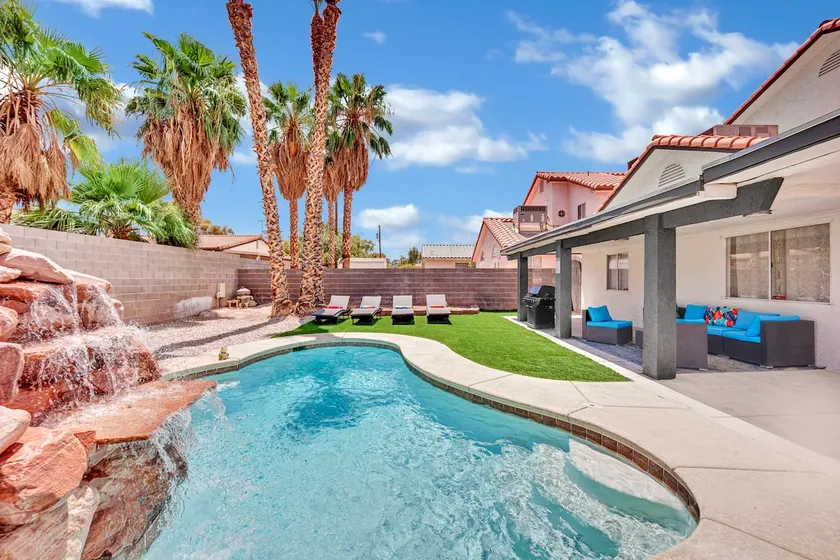 Pool retreat. 7 bedsW/ king next to strip+airport! - Image 1