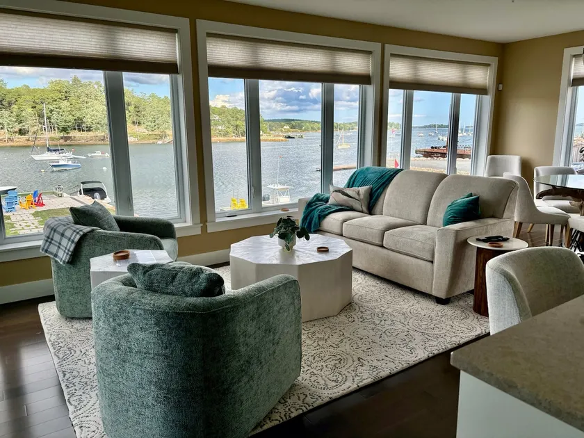 Prime location on the waterfront in Mahone Bay - Image 1